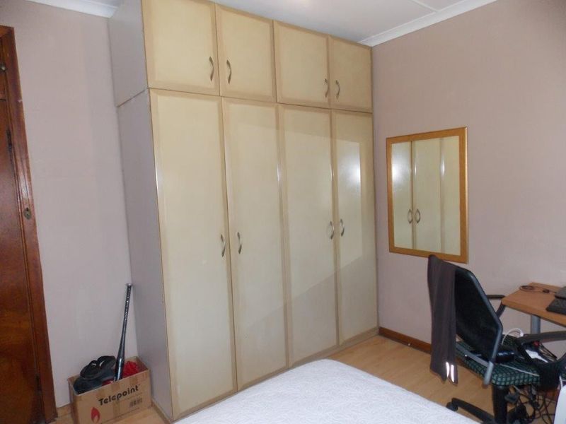 Spacious Five-Bedroom Home with Flatlet in Kharwastan - Photo 8
