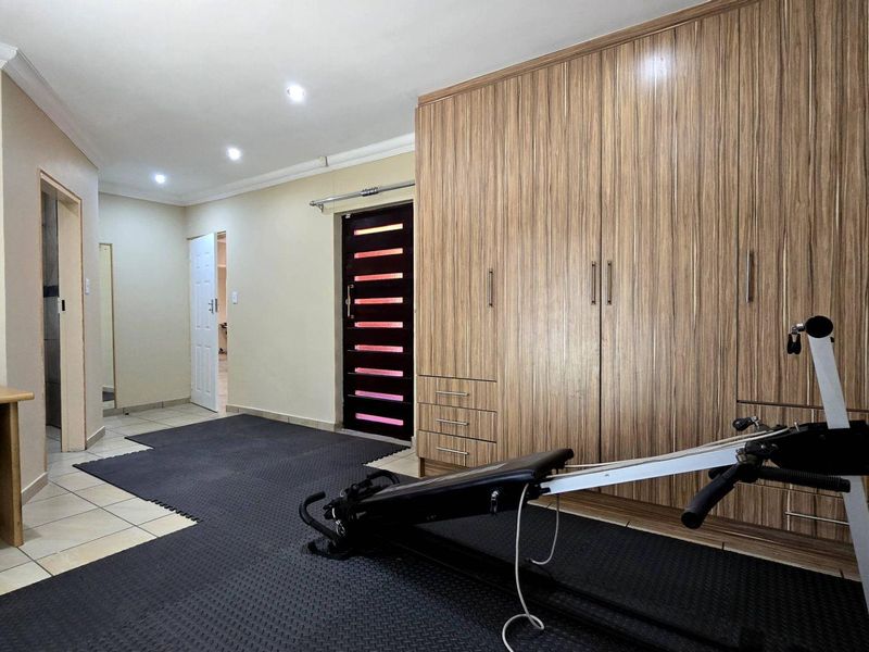 Immaculate 4 bedroom house with 3 flatlets - Photo 4