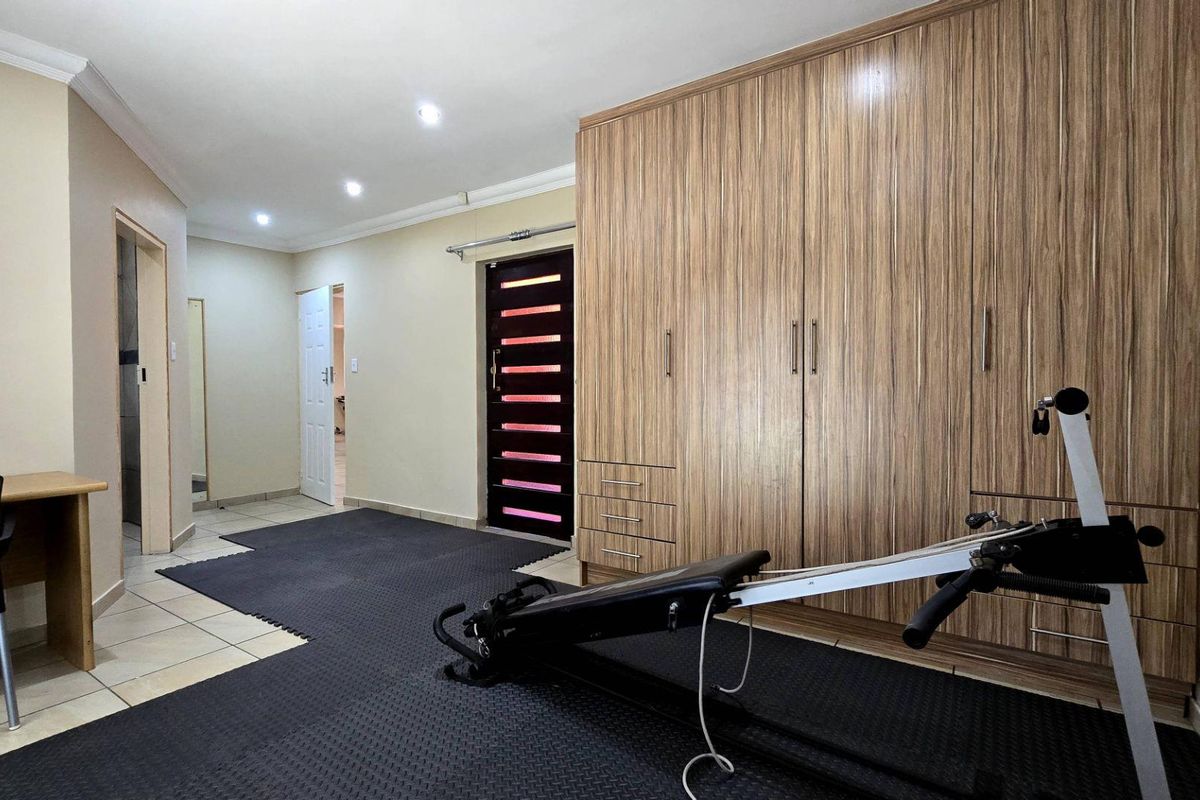 Immaculate 4 bedroom house with 3 flatlets - Photo 4