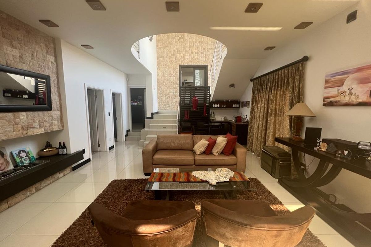 FOR SALE - 4 BEDROOM DOUBLE STOREY HOUSE IN OCEAN VIEW SWAKOPMUND, NAMIBIA - Photo 2