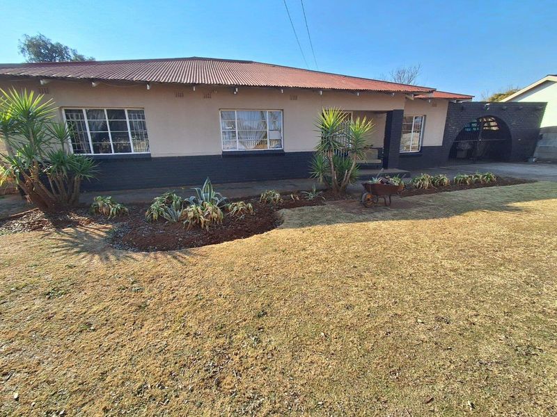 3-Bedroom Home with Garage, Covered Parking, Storerooms & Enclosed Garden - Photo 1