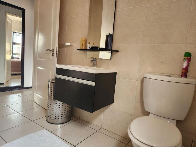 Modern 2-Bed Sanctuary with Scenic Views - Photo 9