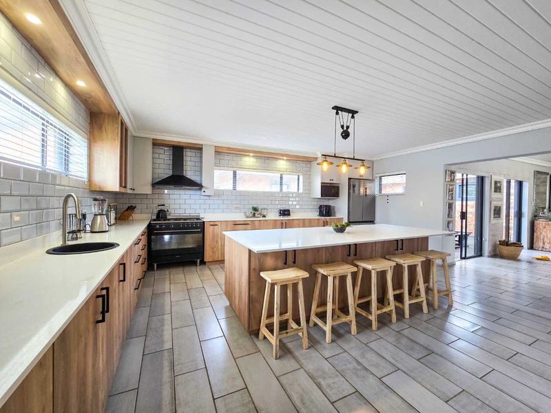 Spacious 6 bedroom family home with flatlet for sale in Stilbaai-Oos. - Photo 9