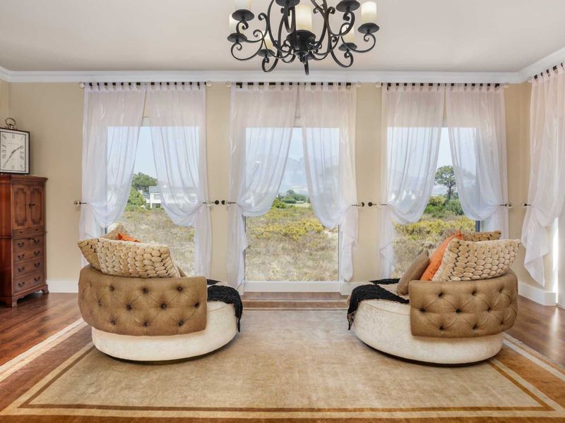 Outstanding North-Facing Four-Bedroom Home Bordered by Val de Vie Estate’s Nature Reserve in a Cul-de-Sac - Photo 9