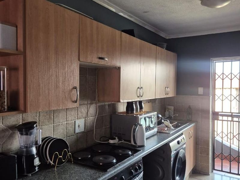 Upstairs neat apartment for Rent - Photo 7