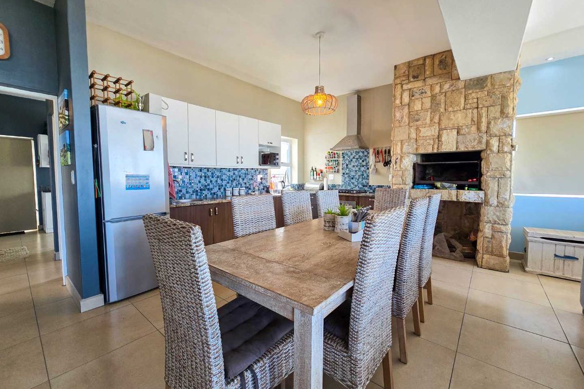 Spectacular Multi-Level beachfront home for sale in Stilbaai-Oos. - Photo 4