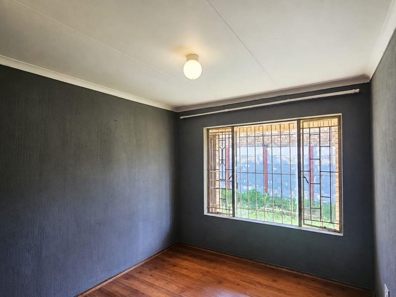 Spacious 2-Bedroom Simplex in a Secure, Small Complex - Photo 7