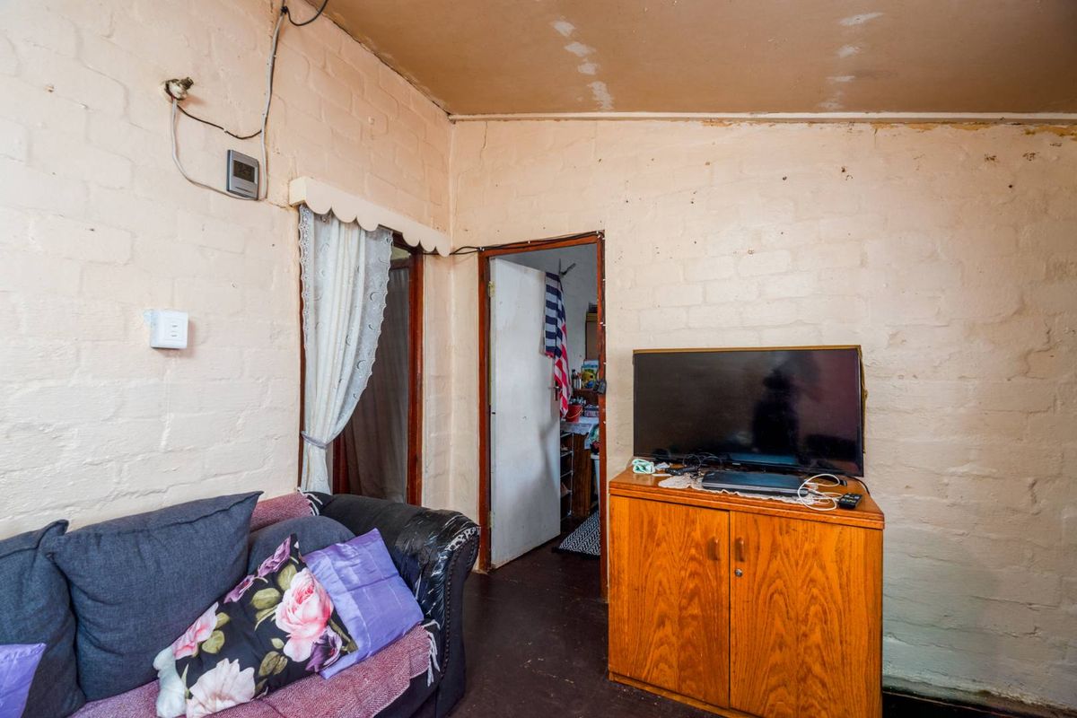 Charming 2-Bedroom Starter Home in Ocean View – Full of Potential! - Photo 5