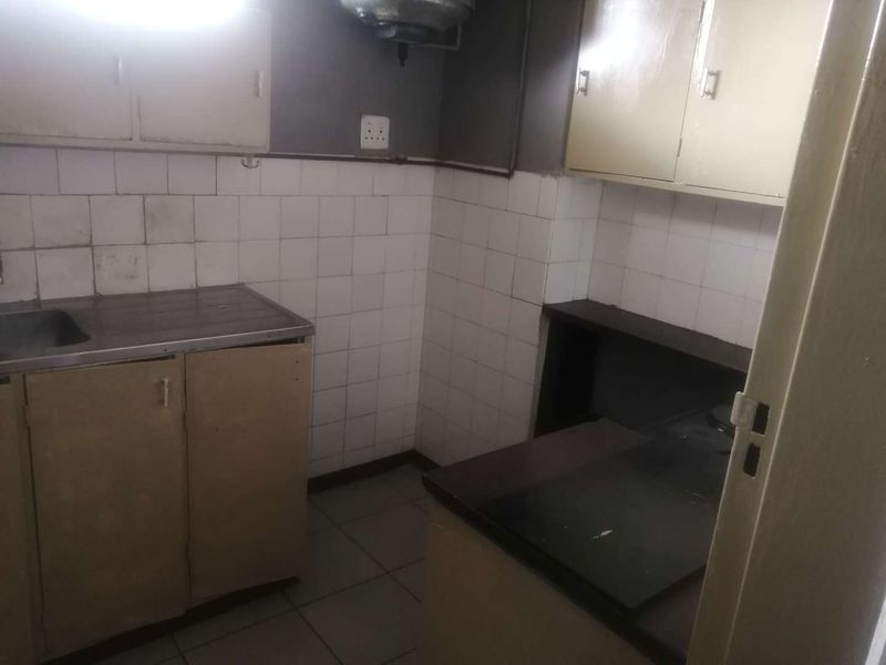 ONE AND HALF BEDROOM FLAT IN PRETORIA CENTRAL : AVAILABLE IMMEDIATELY - Photo 3