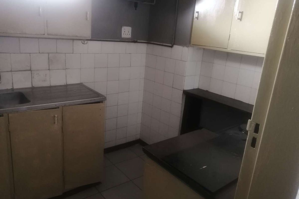 ONE AND HALF BEDROOM FLAT IN PRETORIA CENTRAL : AVAILABLE IMMEDIATELY - Photo 3