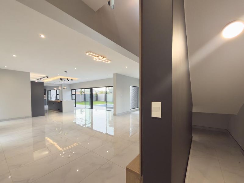 Luxury Indoor-Outdoor Living Designed for Entertaining whole family - Photo 8