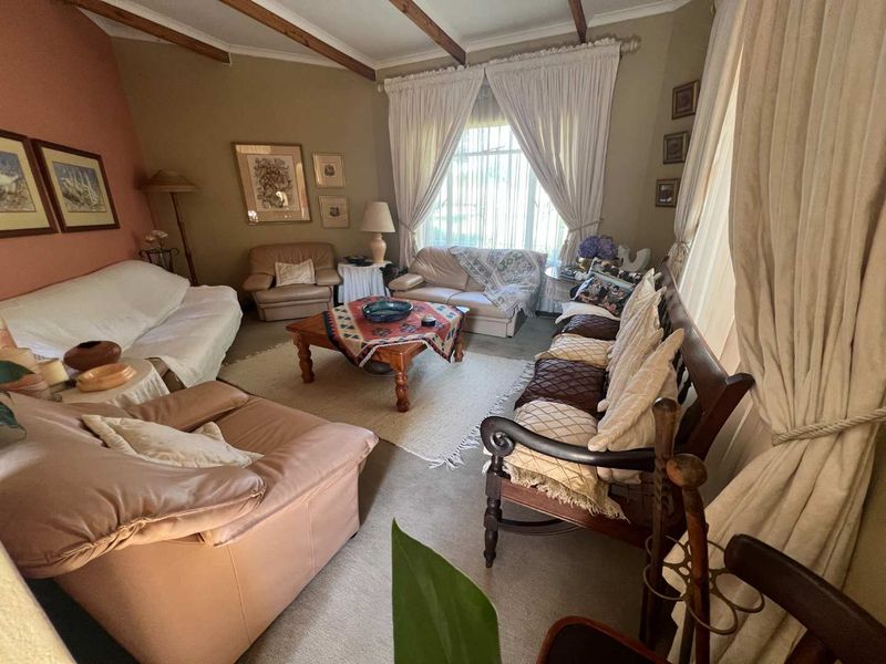 SOLID FAMILY HOME IN PRIME LOCATION - Photo 2