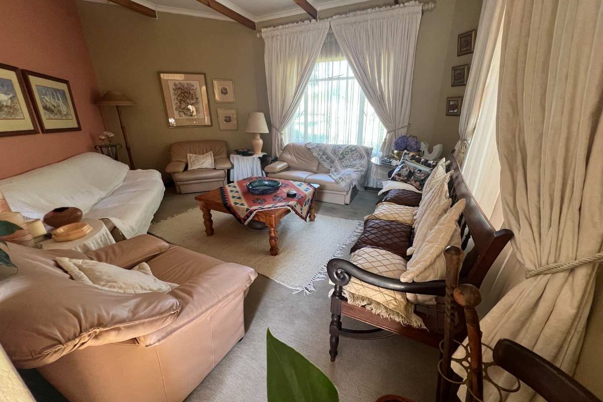 SOLID FAMILY HOME IN PRIME LOCATION - Photo 2