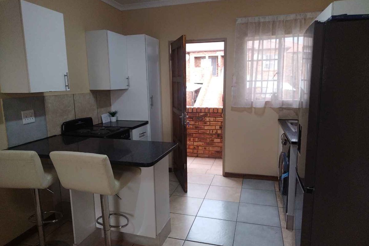 Stunning 2-Bedroom Apartment in Elandspark for Sale - Photo 4