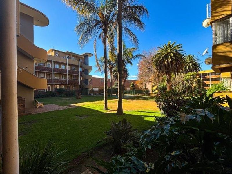 2 Bedroom Spacious Upstairs Unit For Sale. - Photo 2