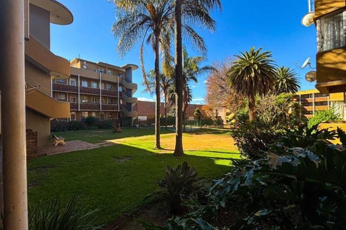2 Bedroom Spacious Upstairs Unit For Sale. - Photo 2