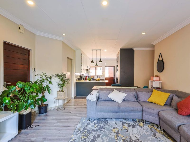 Equestria Elegance: Spacious 3-Bedroom Townhouse Available - Photo 7