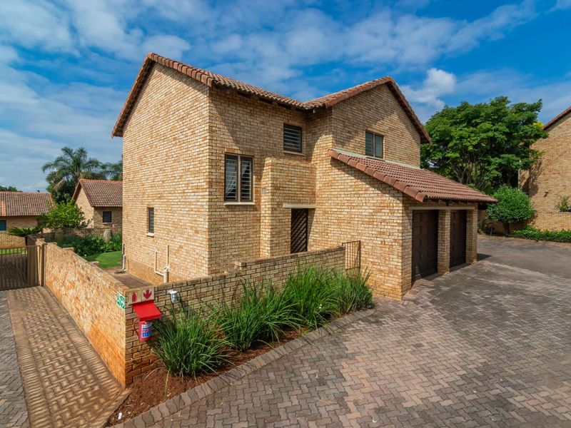 Your Perfect 4-bedroom Family Home in a Secure Complex in Ruimsig Noord - Photo 6