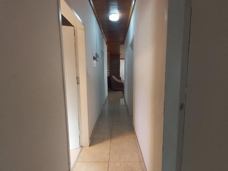 Gorgeous 5 Bedroom home - Photo 5