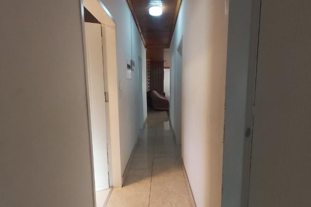 Gorgeous 5 Bedroom home - Photo 5