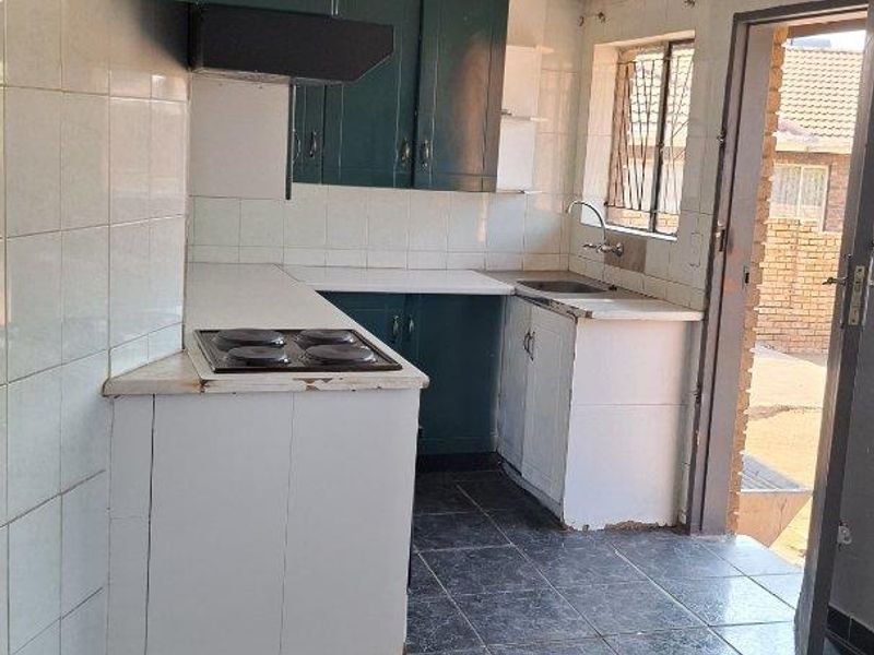 Three bedrooms house for sale in Soshanguve B B - Photo 4