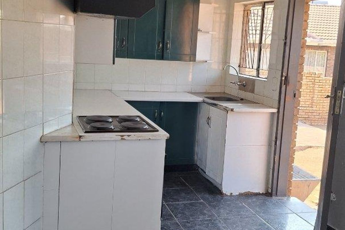 Three bedrooms house for sale in Soshanguve B B - Photo 4