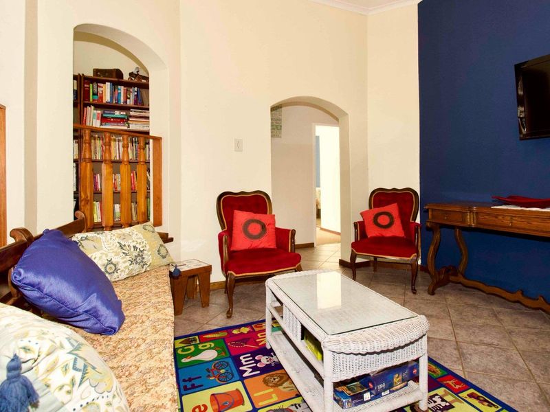 Spacious 3 bedroom Simplex in a secure complex. - Photo 6