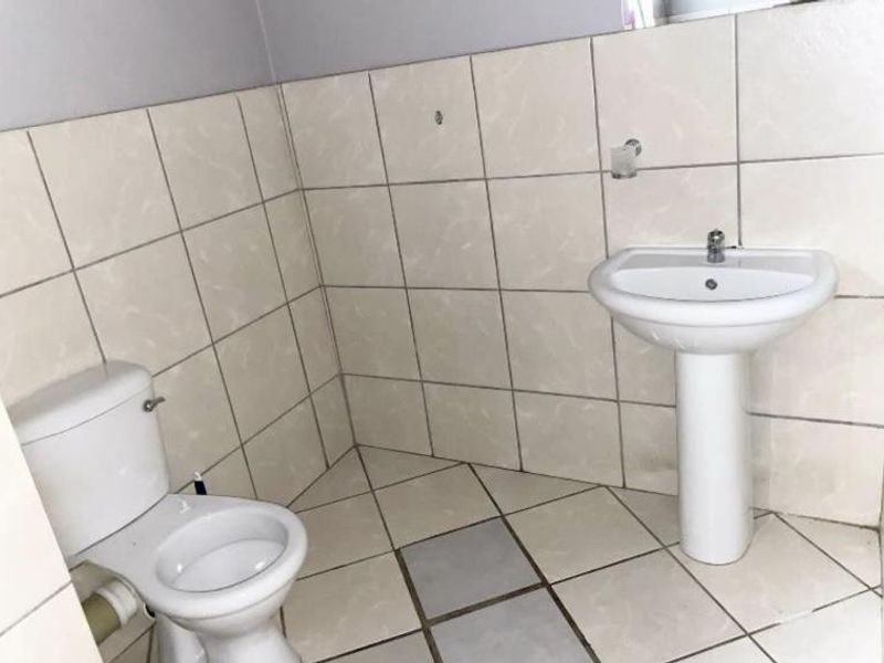 Spacious 1 Bedroom Apartment In A Secure Estate- Brakpan North - Photo 10