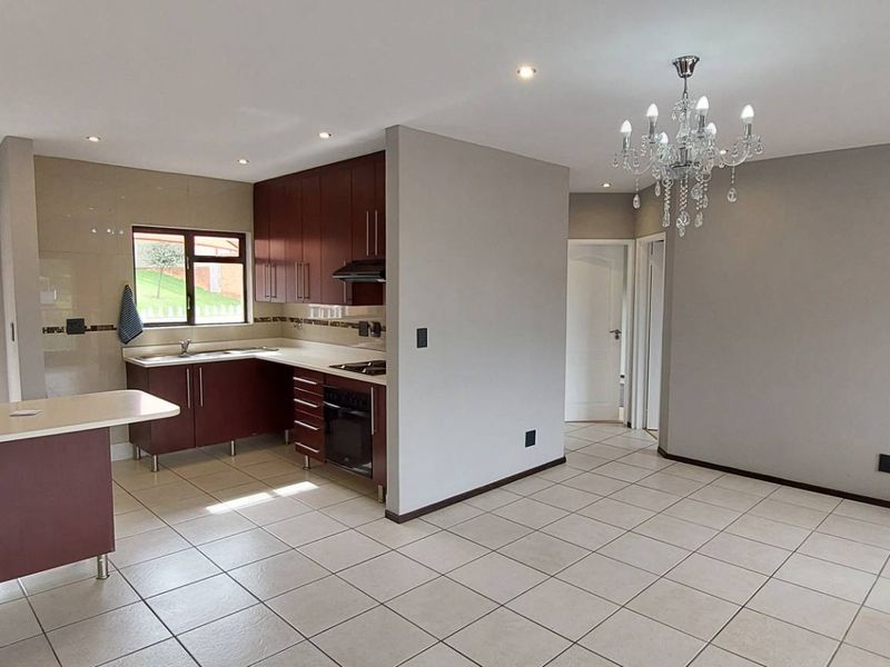 Luxurious Estate Living - Photo 2