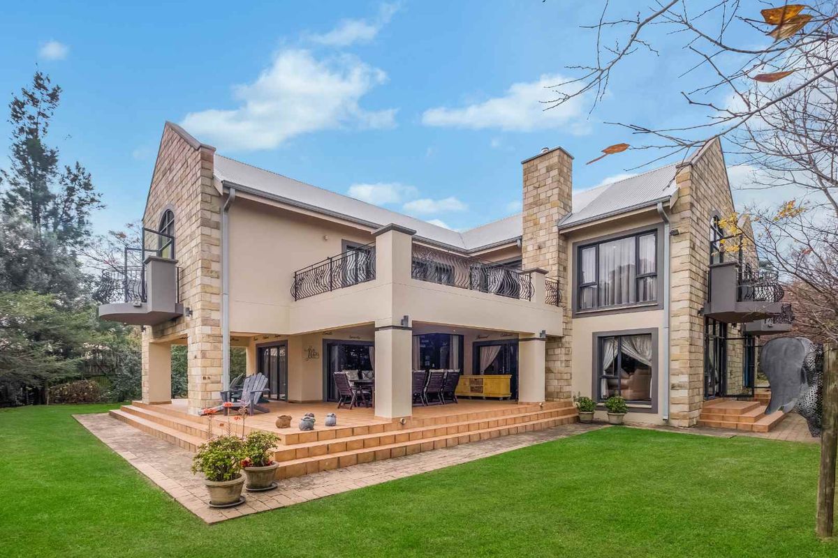 PERFECTLY PRIVATE ENTERTAINER HOME, OOZING WITH CHARACTER AND CHARM WITH A GORGEOUS BREATH-TAKING VIEW - Photo 2