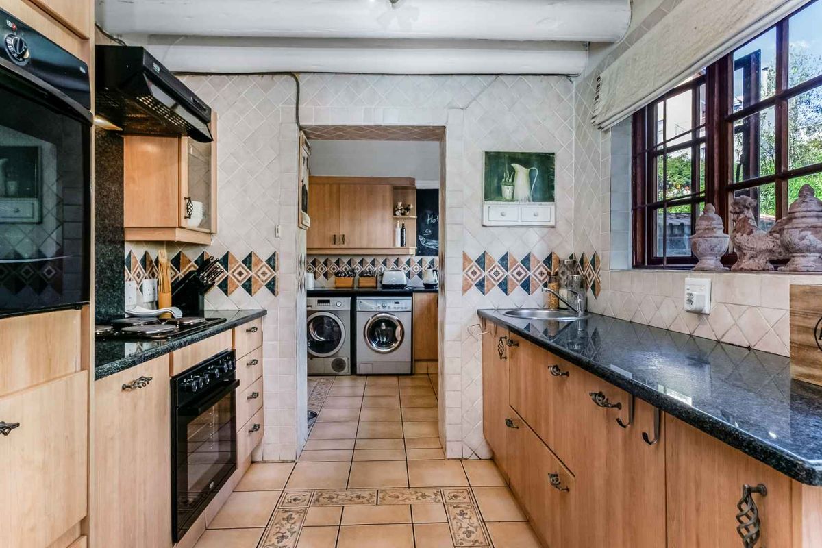 A FABULOUS FEELING FAMILY HOME, SITUATED IN A PRIME LOCATION IN THE QUiET PART OF DOUGLASDALE - Photo 4