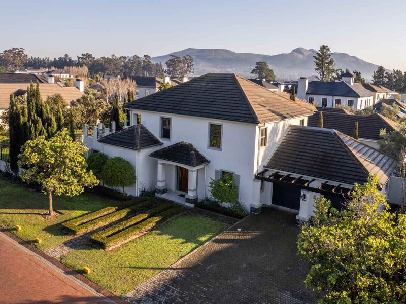Elegant Three-Bedroom Home in a Cul-de-Sac Opposite a Park on Val de Vie Estate - Photo 2