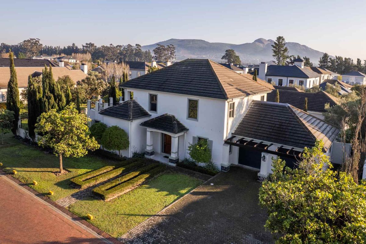 Elegant Three-Bedroom Home in a Cul-de-Sac Opposite a Park on Val de Vie Estate - Photo 2