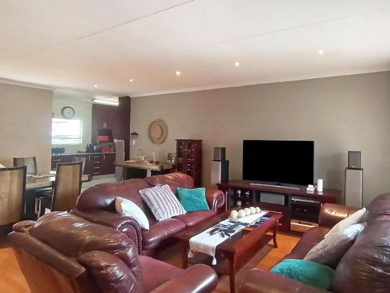 Charming Cluster Home - Photo 4