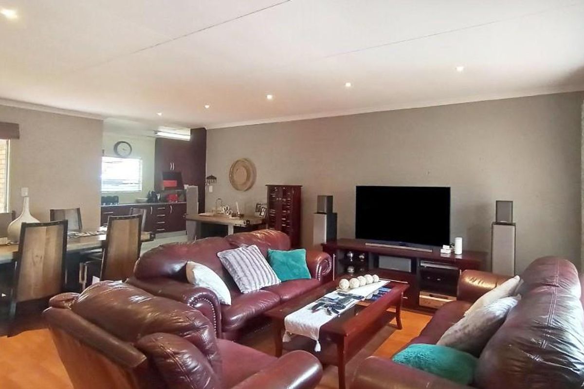 Charming Cluster Home - Photo 4