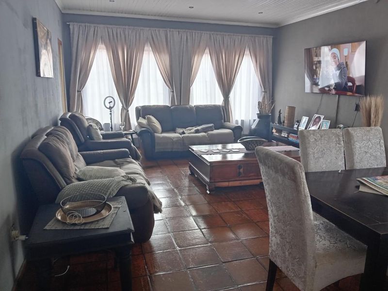 Large family home with pool in an enclose area - Photo 5