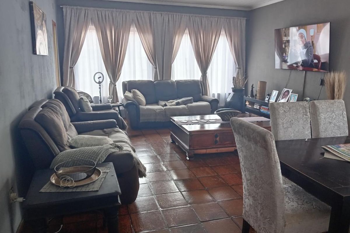 Large family home with pool in an enclose area - Photo 5