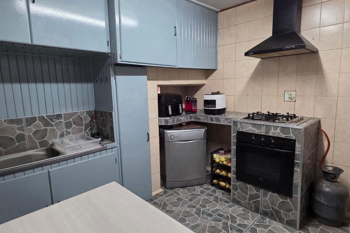 Spacious 3 Bedroom house with 1 bedroom Flatlet in Noordhoek - Photo 5