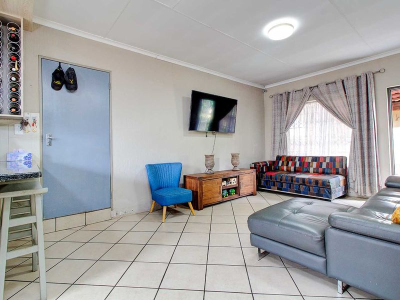 Modern Elegance Meets Comfort - Photo 4