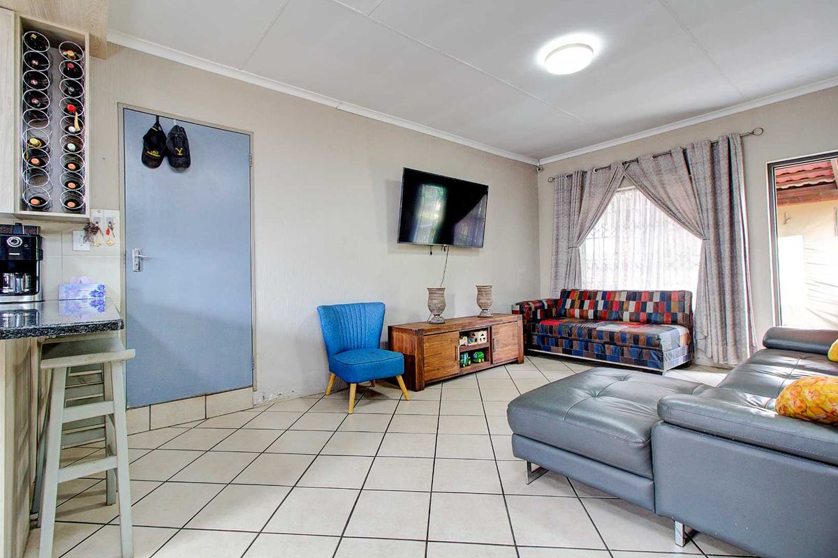 Modern Elegance Meets Comfort - Photo 4