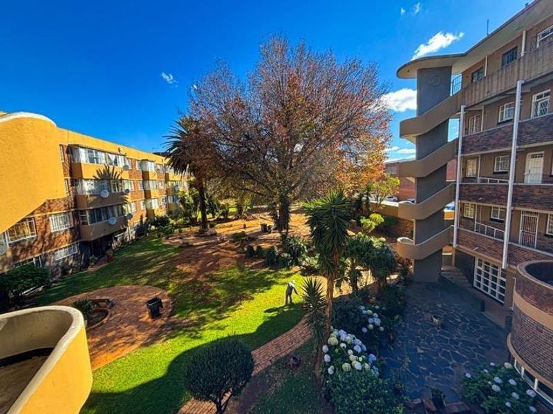 2 Bedroom Spacious Upstairs Unit For Sale. - Photo 3