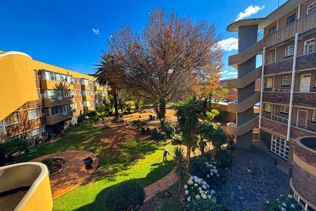 2 Bedroom Spacious Upstairs Unit For Sale. - Photo 3