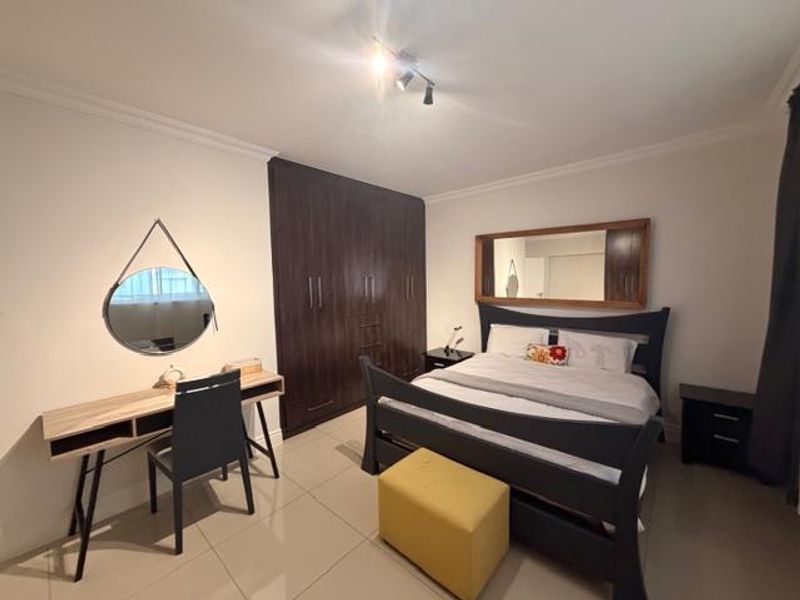 Spacious 2 bedroom apartment with enclosed balcony parking, Wi fi ready - Photo 6