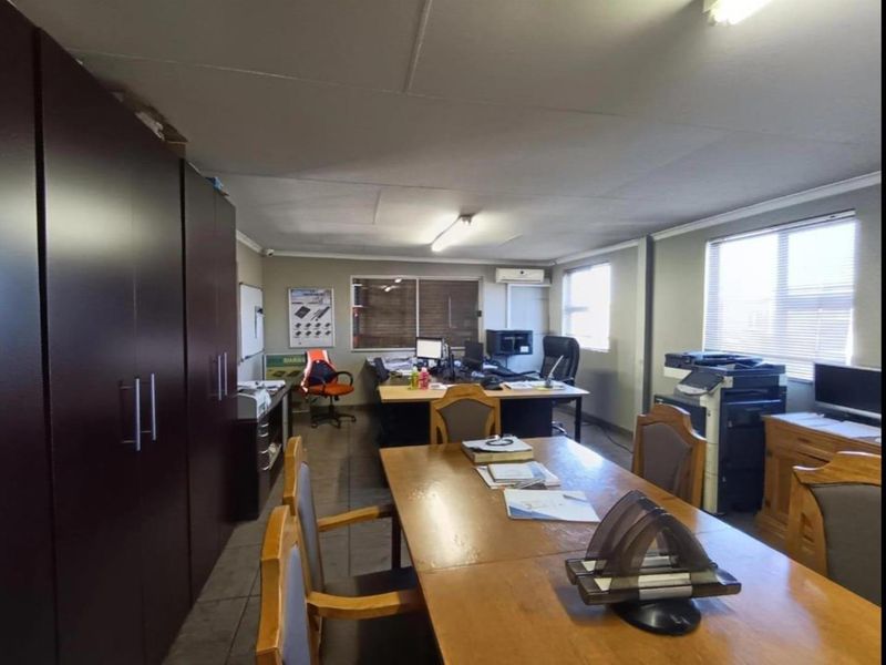 Prime Industrial Space: Modern Office Meets Warehouse Functionality - Photo 7
