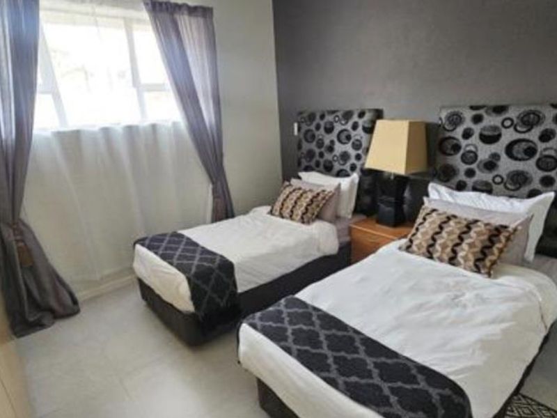 A CHARMING TWO BEDROOM FURNISHED APARTMENT - Photo 9