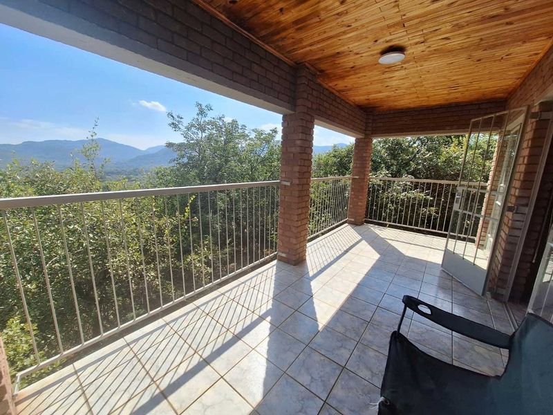 Spacious 4-bed Oasis with Stunning Mountain Views - Photo 2