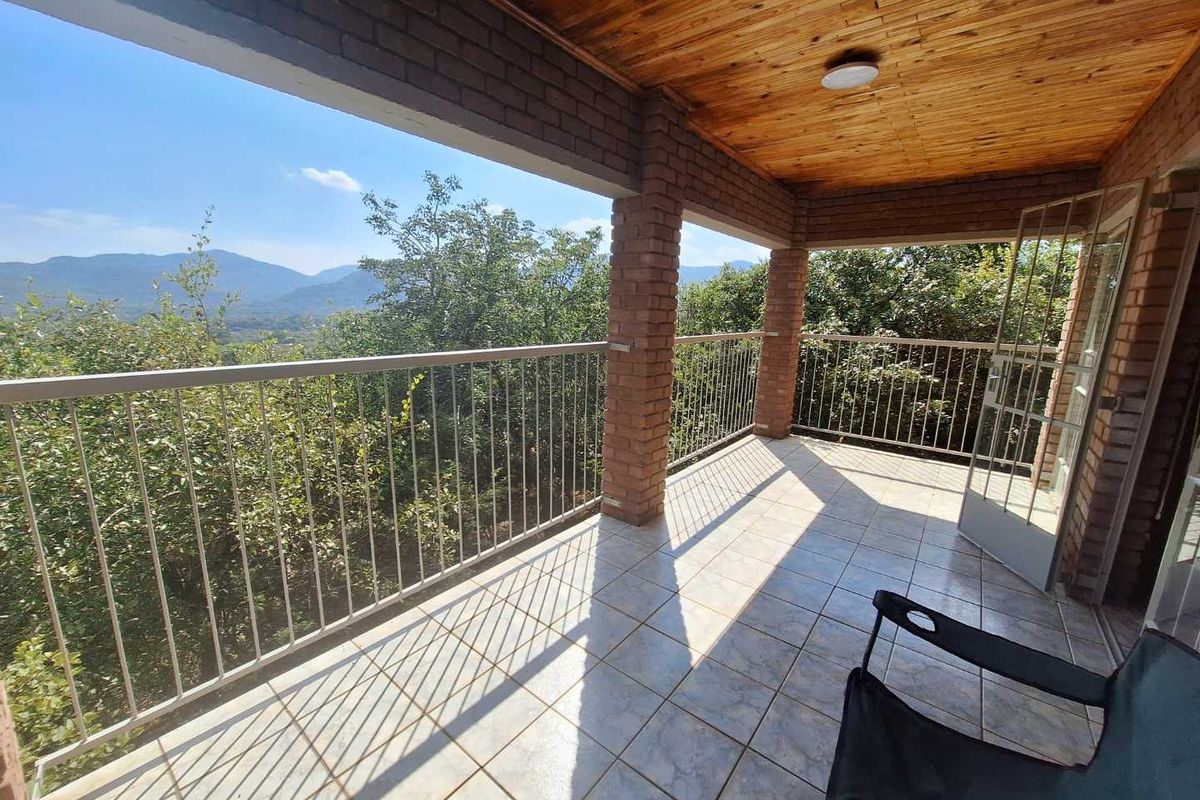 Spacious 4-bed Oasis with Stunning Mountain Views - Photo 2