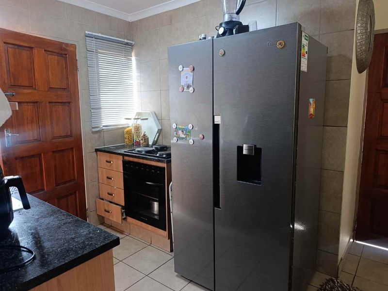 Secure Estate Living: 3-Bed, Ready to Move In - Photo 4