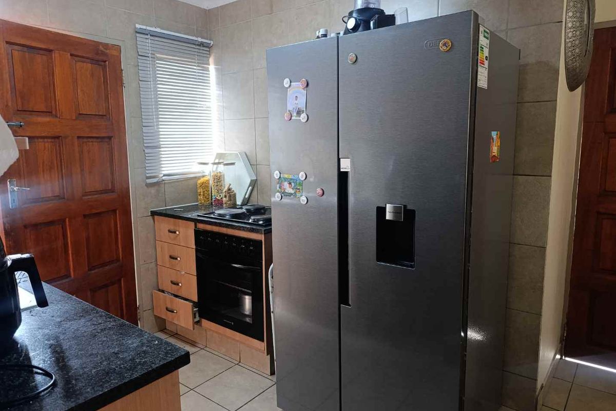 Secure Estate Living: 3-Bed, Ready to Move In - Photo 4