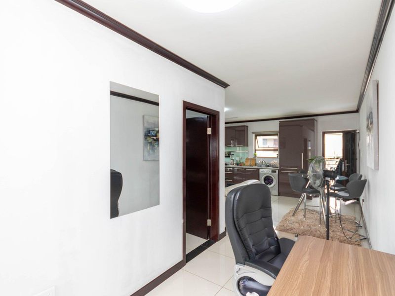 Apartment Close To Amenities - Photo 9